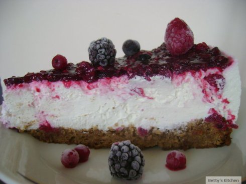 tort cu mousse de ciocolata alba si fructe de padure 1