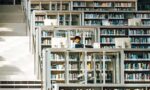 Fotografía de una persona estudiando entre las estanterías de una biblioteca. | SciELO en Perspectiva Fotografía de una persona estudiando entre las estanterías de una biblioteca.