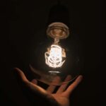 Fotografia de uma lâmpada sob uma mão | SciELO em Perspectiva Fotografia de uma mão tocando uma lâmpada