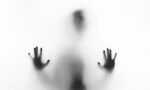 Fotografia de uma pessoa atrás de um vidro coberto de vapor, com as mãos apoiadas na superficie. | SciELO em Perspectiva Fotografia de uma pessoa atrás de um vidro coberto de vapor, com as mãos apoiadas na superficie.