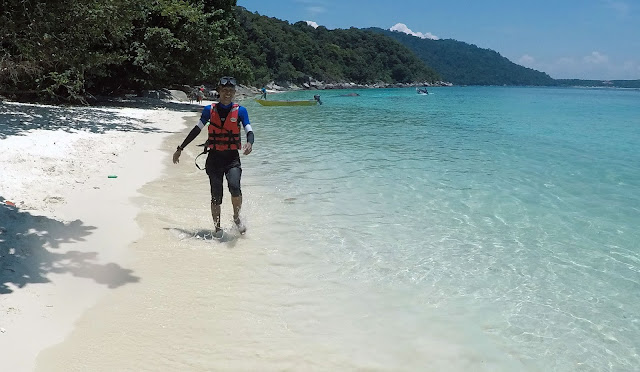 Berlari2 haha! di Pantai Tiga Ruang Pulau Perhentian Besar - © Dr. Redzlan A. Rahman Berlari di tepian pantai