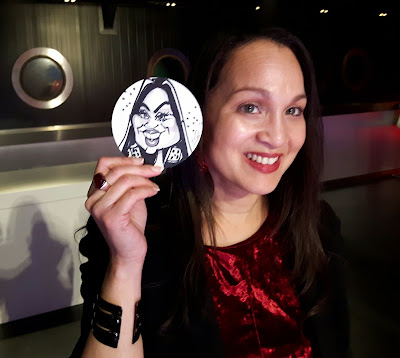 bierviltje karikatuur met vrouw model vrouw toont haar bierviltje karikatuur