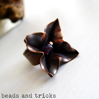 Anello con fiore in rame e ametista, foldforming Anello con fiore in rame e ametista, foldforming