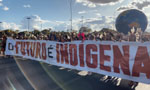 O povo Guarani-Kaiowá tem legado para a conservação da área indígena Indígenas participam de uma manifestação em uma rua, segurando uma faixa que diz: "O Futuro é Indígena".