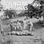 Guardiões do pensar indígena no noroeste amazônico Bolas de borracha sendo vistoriadas pelo comerciante, diante de seus fregueses, provavelmente no seringal Providência no médio rio Negro, em 1951. Foto de autoria de Eduardo Galvão