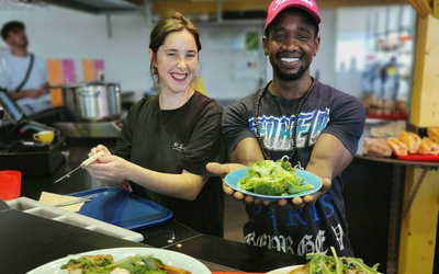 L’association Yes We Camp s’engage dans le projet de cantine Césure, à travers une cuisine gourmande à faible impact écologique et à forte valeur sociale.