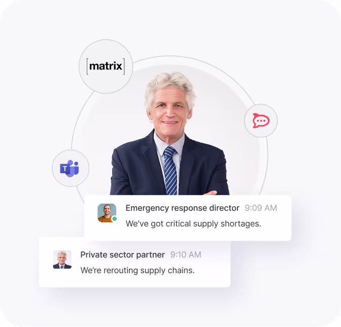 Lächelnder älterer Mann im Anzug mit verschränkten Armen, umgeben von Logos wie Matrix und Microsoft Teams, sowie Chat-Nachrichten über Lieferengpässe und die Umleitung von Lieferketten.