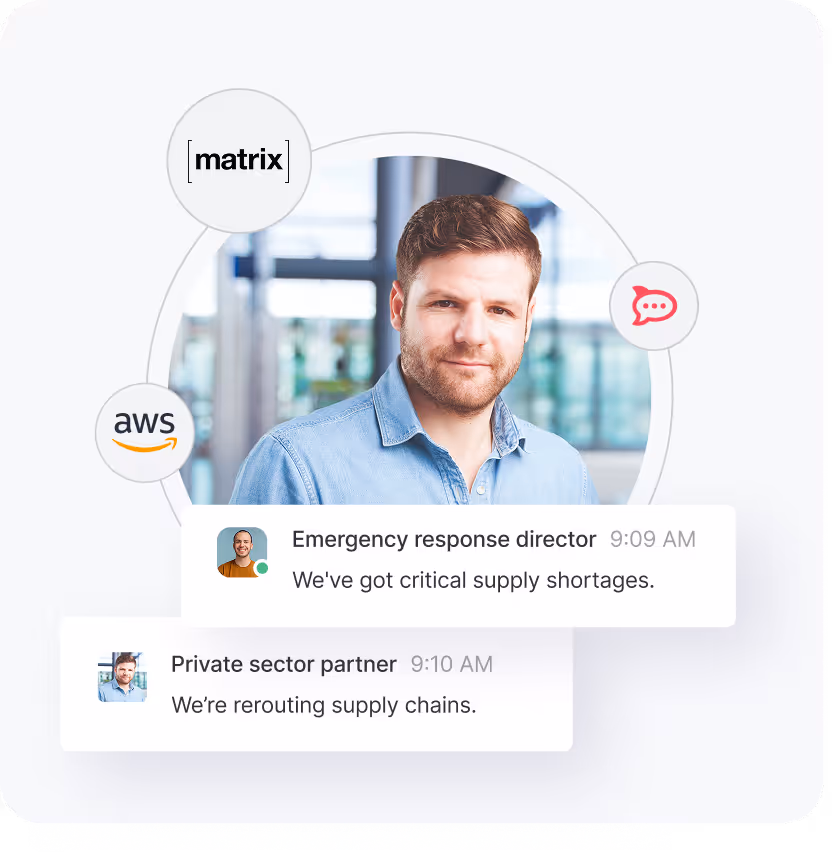 Homme en chemise bleue avec des messages instantanés concernant les pénuries dans la chaîne d'approvisionnement et le réacheminement provenant du directeur des interventions d'urgence et d'un partenaire du secteur privé.