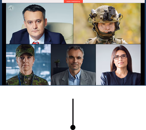 Ein Videokonferenzbildschirm, auf dem fünf Fachleute zu sehen sind, darunter zwei in Militäruniformen, einer in taktischer Ausrüstung und zwei in Geschäftskleidung.