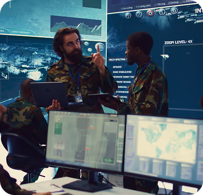 Militärangehörige in Tarnuniformen analysieren Daten auf digitalen Bildschirmen in einer Kommandozentrale.