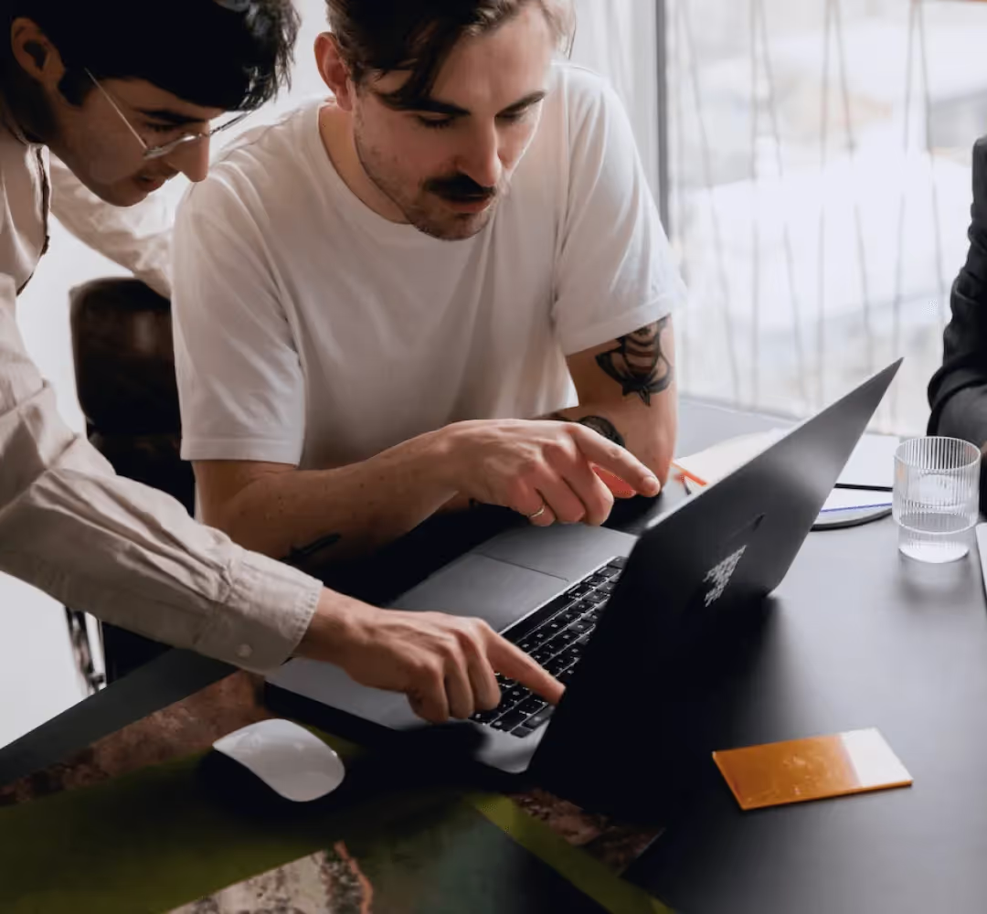 Entwickler, die sich die Ultralytics GitHub-Seite ansehen