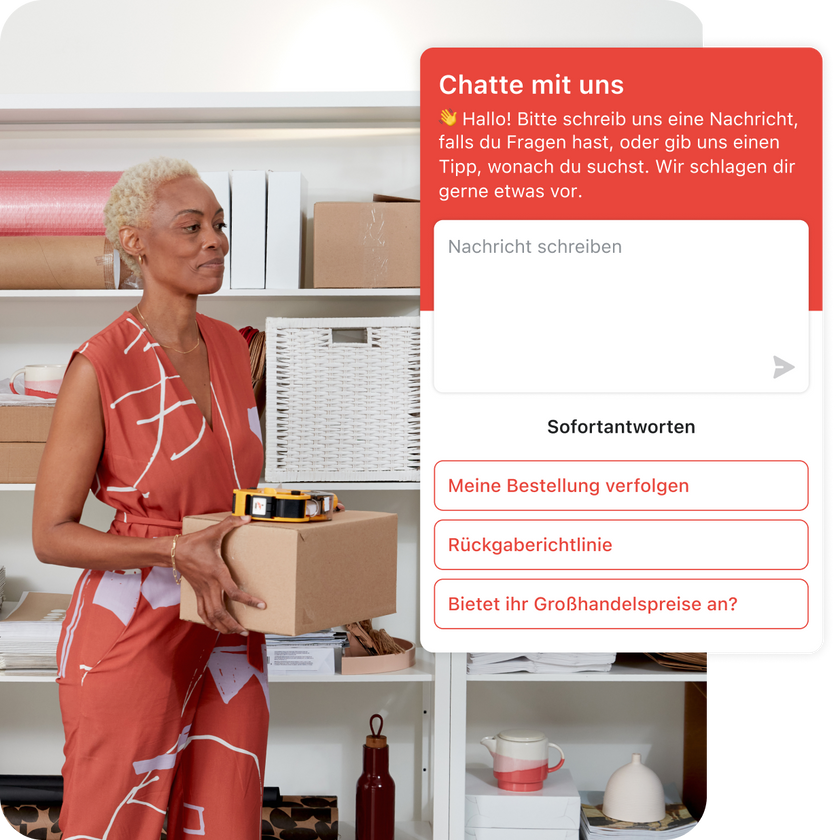 Eine Geschäftsinhaberin macht Inventur und steht in ihrem Backoffice mit einem Karton in den Händen. Auf dem Bildschirm sind drei Sofortantworten zu sehen. Mit dieser Funktion von Shopify Inbox können Kund:innen ohne Live-Chat Hilfe erhalten.