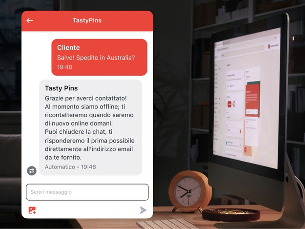 Immagine del back office del proprietario dell’azienda di sera. Sullo schermo è presente una finestra di chat aperta con un messaggio che informa il cliente che Live Chat non è disponibile. Shopify Inbox registra i numeri di telefono e gli indirizzi email in modo che il proprietario dell’attività possa ricontattare i clienti in futuro.