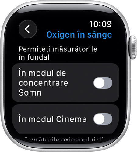 Un ecran de Apple Watch care afișează opțiunile Permiteți înregistrările de fundal pentru modul de concentrare Somn și modul Cinema.