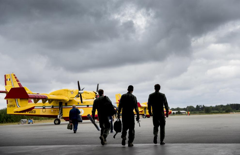 Fire fighters and planes in Sweden