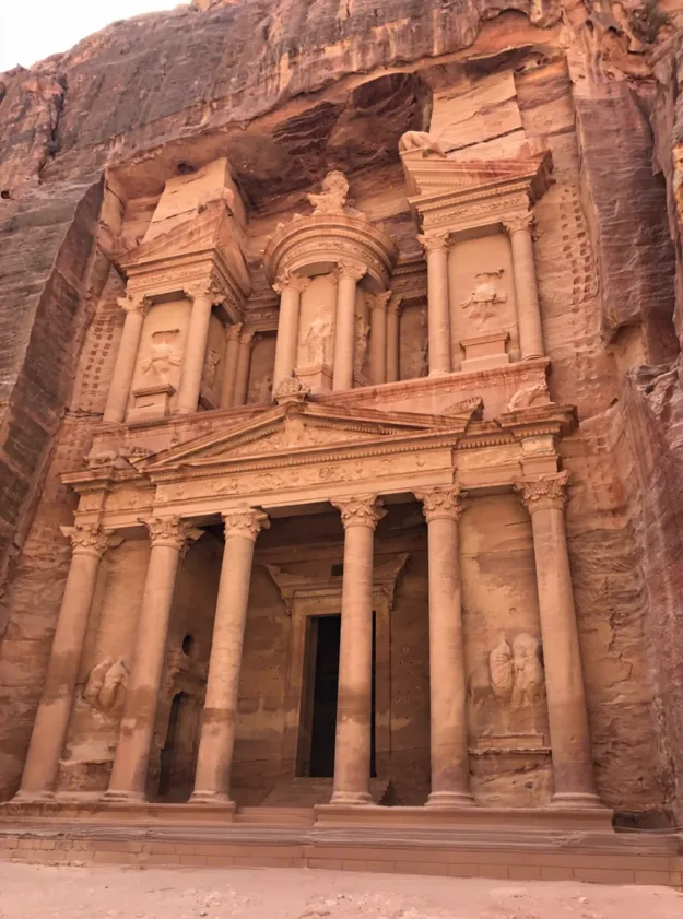 Image of a monument in FP8 without people in front. 