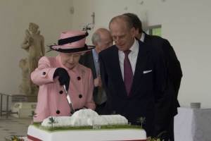 The Queen cuts the Palm House cake The Queen cuts the Palm House cake
