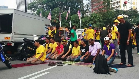 solat at Bersih 4.0
