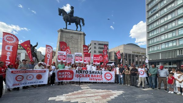 NATO savaş, işçiler barış istiyor