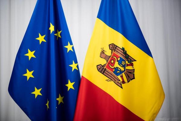 The European and Moldovian flags