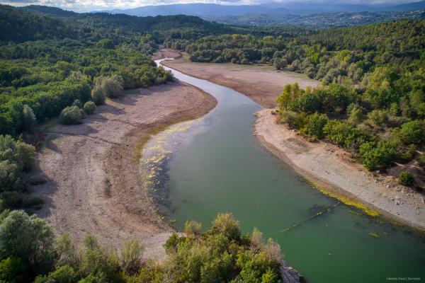 the-lake of saint-cassien in drought close to montauroux from the sky