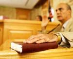 witness swearing an oath to tell the truth in court witness swearing an oath to tell the truth in court