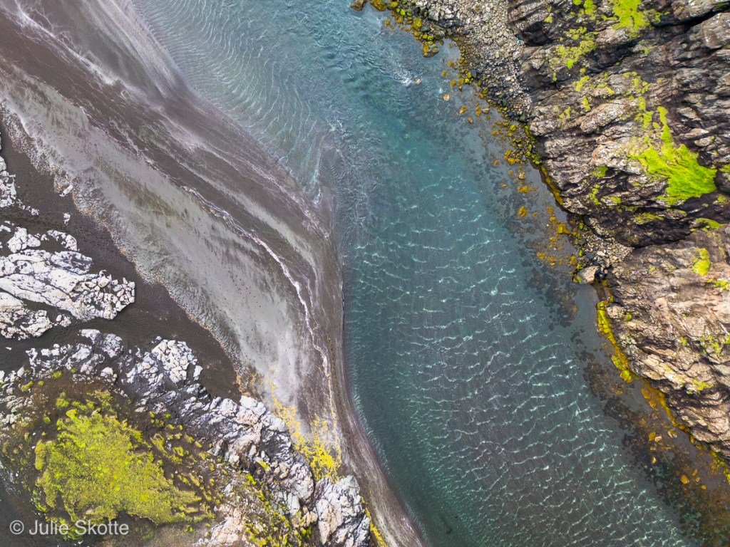 Drone billede af Saksun fjord på Færøerne.