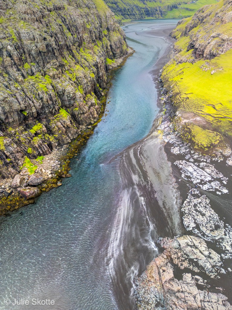 Drone billede af Saksun fjord på Færøerne.