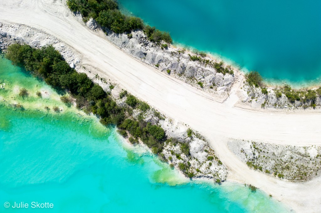 Drone foto af former og farver ved Faxe Kalbrud i Danmark.