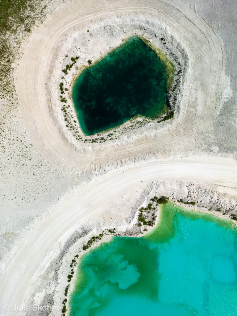 Drone foto af former og farver ved Faxe Kalbrud i Danmark.