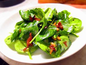 spinach-basil-prosciutto-salad
