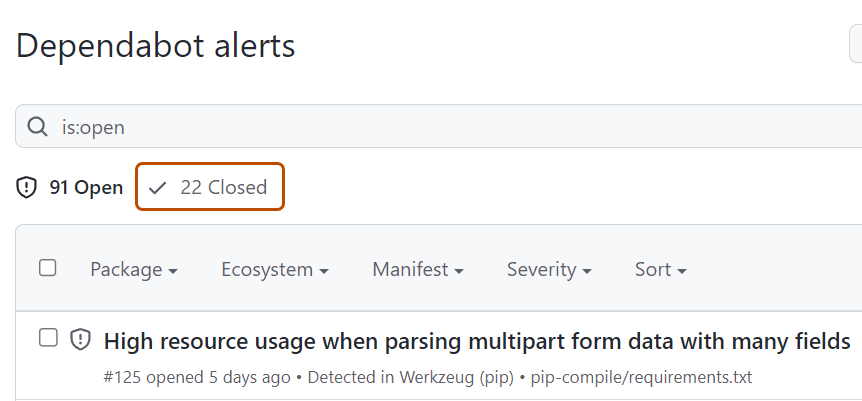 Capture d’écran montrant la liste des Dependabot alerts avec l’onglet « Fermé » mis en évidence avec un encadré orange foncé.