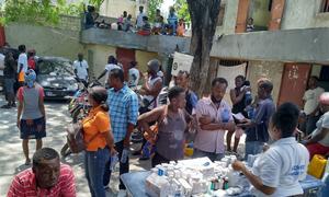 Uma equipe móvel de saúde apoiada pelo Unfpa visita um local para pessoas deslocadas perto da capital do Haiti, Porto Príncipe