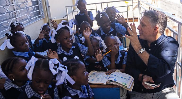 James Elder, de l'UNICEF, visite une école à Port-au-Prince.