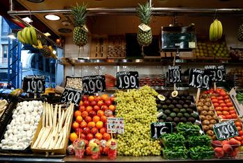 Frutas e legumes frescos são expostos em um mercado 