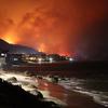 Un incendio forestal arde en el suburbio de Palisades, en Los Ángeles, California.