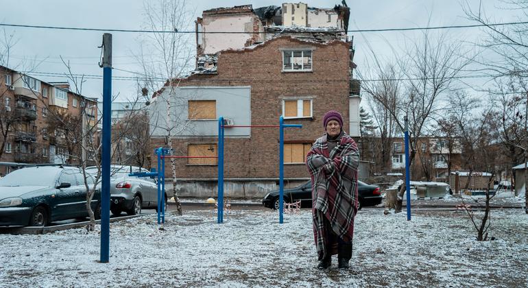 Une femme ukrainienne devant sa maison endommagée par un bombardement à Kharkiv, en Ukraine.