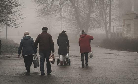 Des habitants de zones récemment libérées par les forces ukrainiennes reçoivent de l’aide.