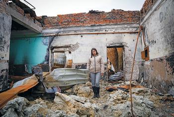 Uma mulher está em um prédio bombardeado na cidade de Pokrovsk, na região de Donetsk, na Ucrânia