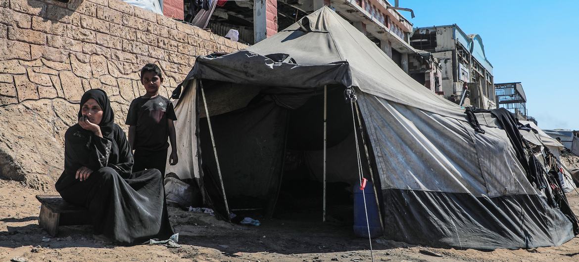 © UNICEF/Mohammed Nateel A displaced family sit outside their tent in Gaza. © UNICEF/Mohammed Nateel A displaced family sit outside their tent in Gaza.