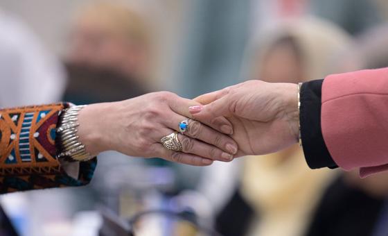 Des participants à un événement sur l’inclusion des femmes dans l’avenir de l’Afghanistan réunis au siège de l’ONU à New York.