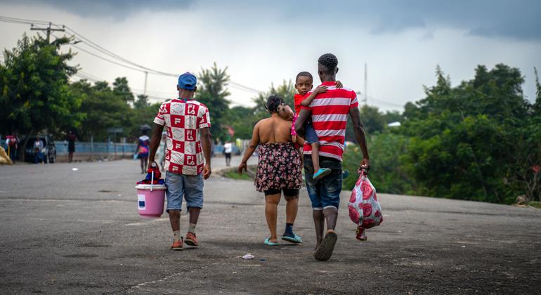 Los miembros de una familia haitiana regresan de la República Dominicana cargados con las pocas posesiones que tienen.