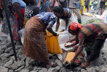 Mulheres em Goma, no leste da RD Congo, recolhem alimentos fornecidos pela ONU e seus parceiros