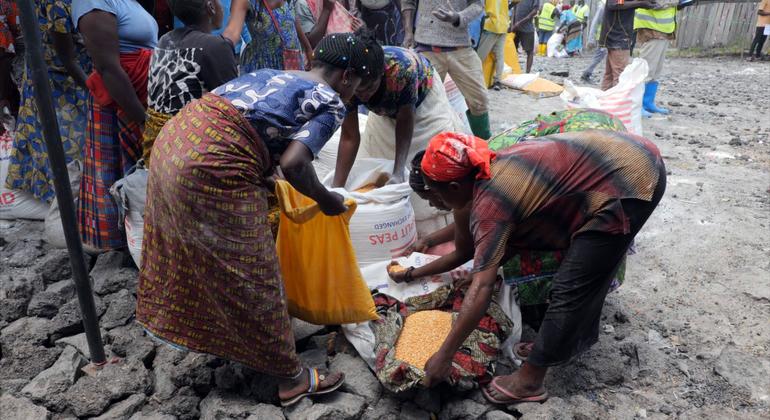 Wanawake mjini Goma, jimboni Kivu Kaskazini wakibeba chakula kilichowasilishwa na  Umoja wa Mataifa na wadau wake.