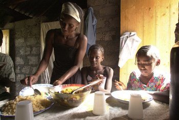 Um almoço em família em Cabo Verde. Como não há eletricidade, as refeições são preparadas em fogo aberto no quintal