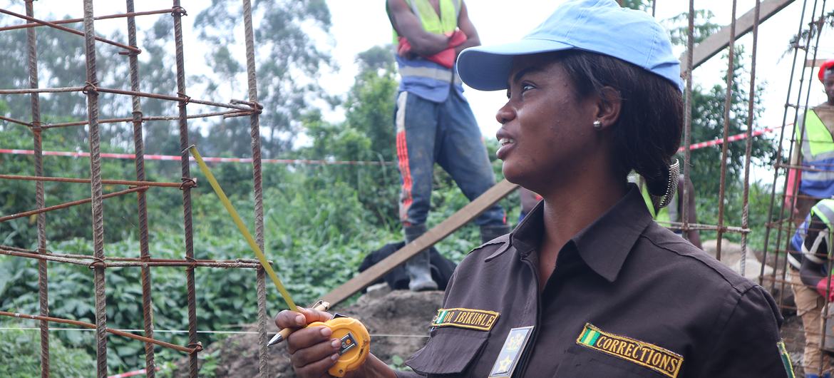 © MONUSCO Olukemi Ibikunle supervises the construction of a prison in eastern Democratic Republic of the Congo (DRC). © MONUSCO Olukemi Ibikunle supervises the construction of a prison in eastern Democratic Republic of the Congo (DRC).