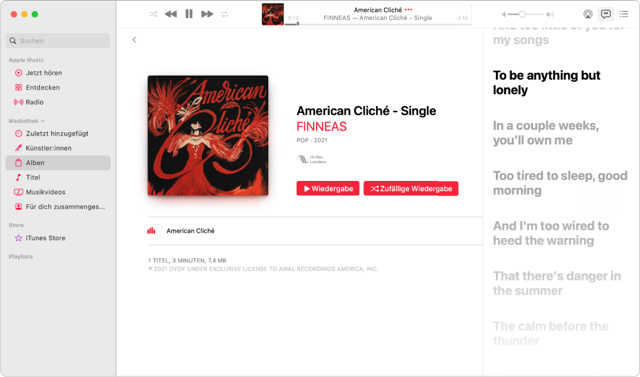 Ein gerade abgespielter Musiktitel mit dem Liedtext rechts, der synchron zur Musik auf dem Bildschirm angezeigt wird.