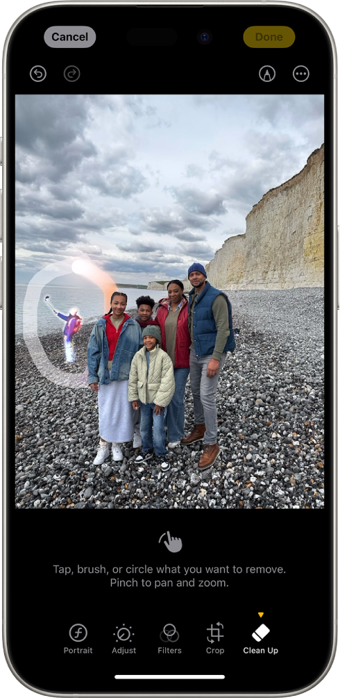 ફોટોસ ઍપમાં સંપાદિત કરેલો ફોટો બતાવતો iPhone. ફોટોના બૅકગ્રાઉંડમાં રહેલી આકૃતિને તેની આસપાસ વર્તુળ સાથે હાઇલાઇટ કરવામાં આવે છે.