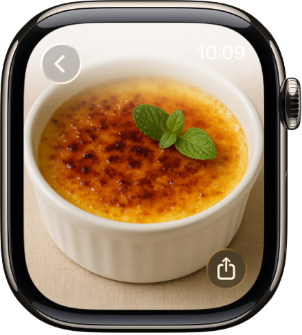 Κατά την προβολή μιας φωτογραφίας, περιστρέψτε το Digital Crown για ζουμ, σύρετε για μετατόπιση ή αγγίξτε δύο φορές για εναλλαγή μεταξύ της προβολής μίας φωτογραφίας και όλων των φωτογραφιών. Σαρώστε αριστερά ή δεξιά για να δείτε την επόμενη φωτογραφία. Το κουμπί «Κοινή χρήση» βρίσκεται κάτω δεξιά.