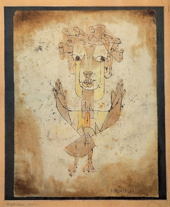 Uma obra intitulada "Angelus Novus", apresenta uma figura semelhante a um anjo com características geométricas. Uma obra intitulada "Angelus Novus", apresenta uma figura semelhante a um anjo com características geométricas.